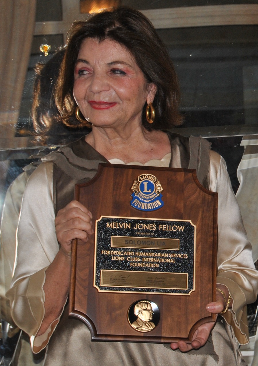 La Dott.ssa Lia Solomon con il riconoscimento Melvin Jones Fellow